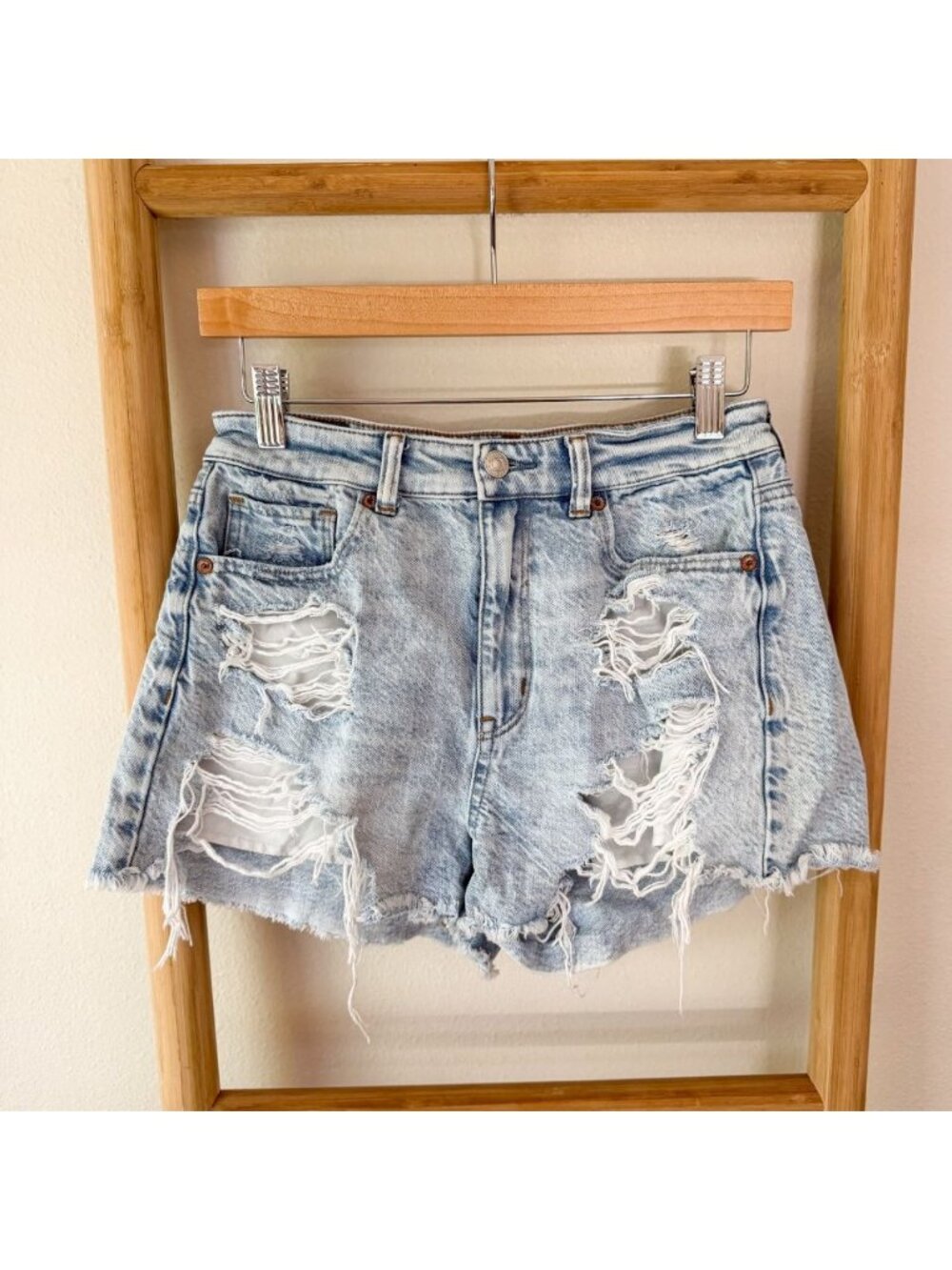 American Eagle Mom Short Light Wash Distressed Denim Shorts Size 4